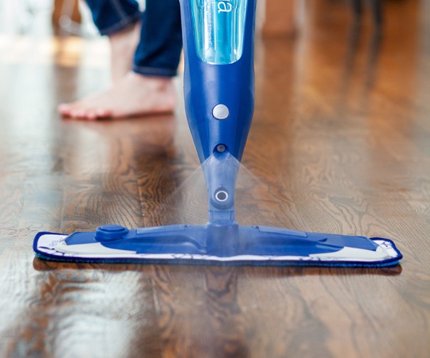 &Scaron;etrn&aacute; met&oacute;da čistenia drevenej podlahy 
