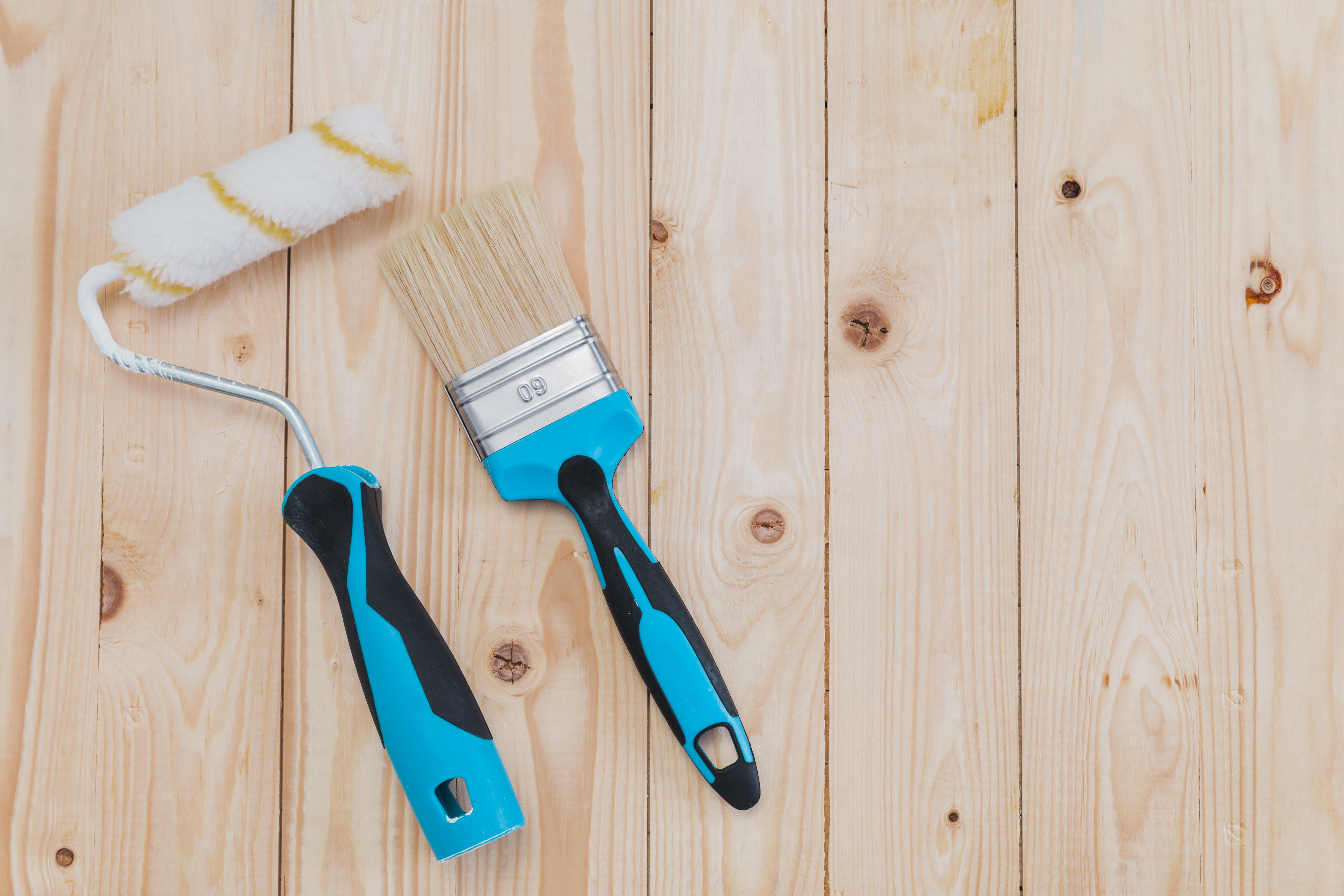 Valček a &scaron;tetec na lakovanie drevenej podlahy