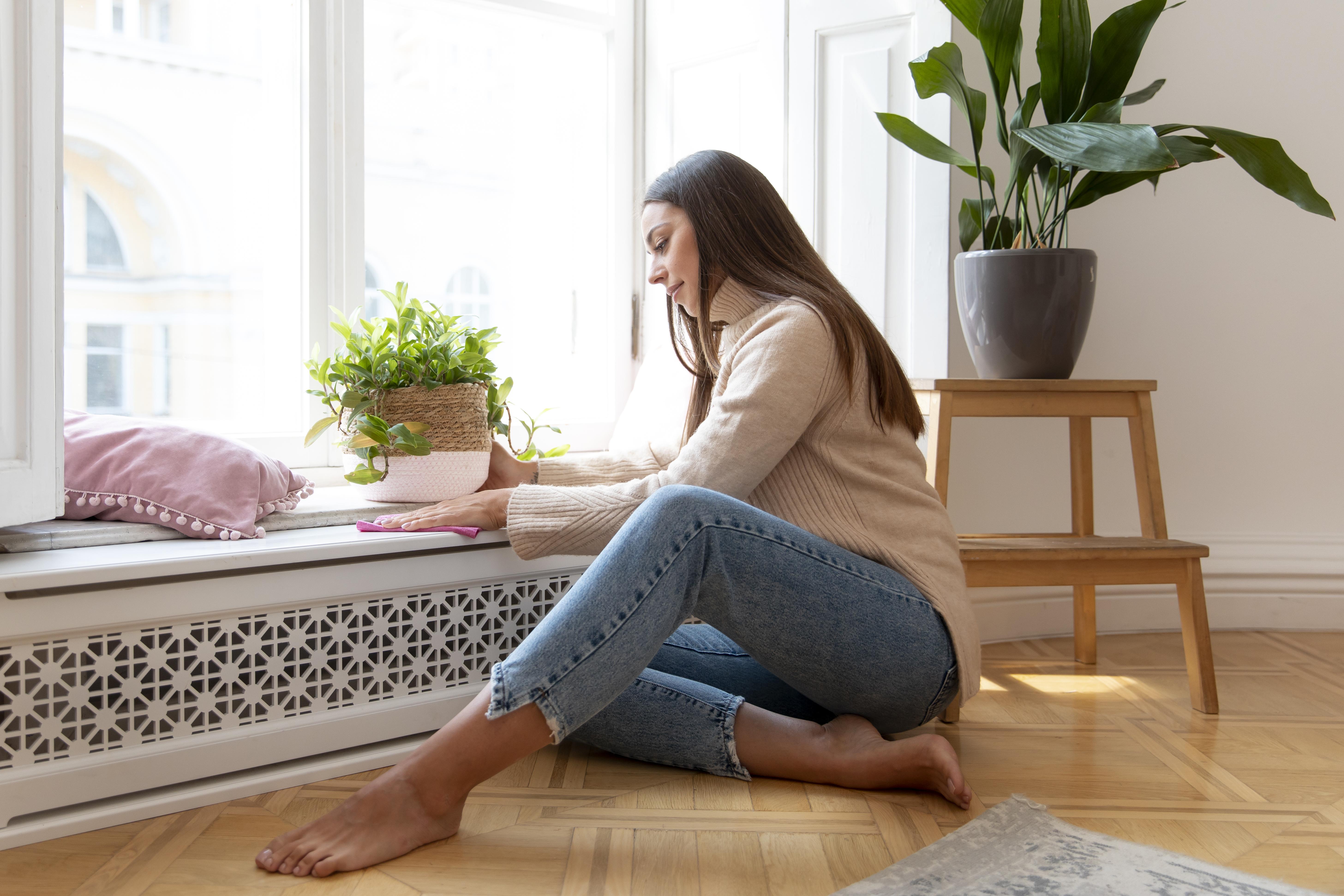 Žena sediaca na dreven&yacute;ch parket&aacute;ch